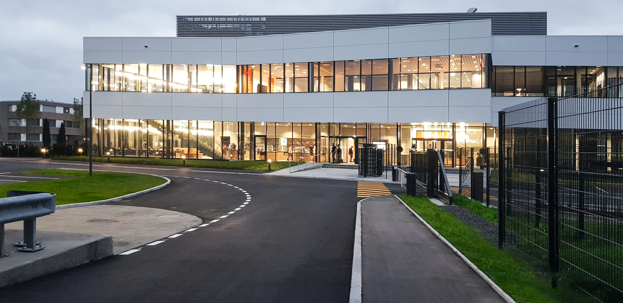 Gebäude des STIHL Kettenwerks beleuchtet
